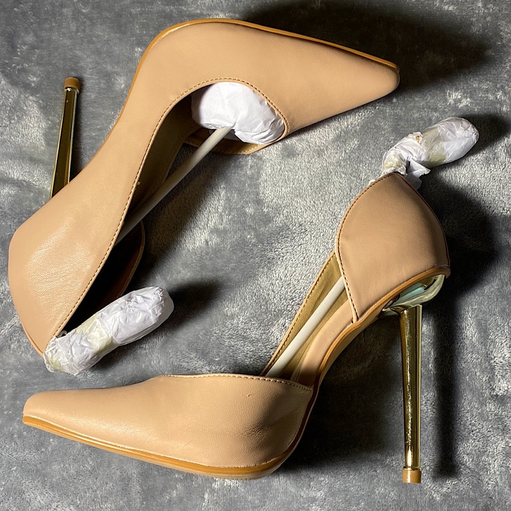 Nude pumps with gold ankle loop